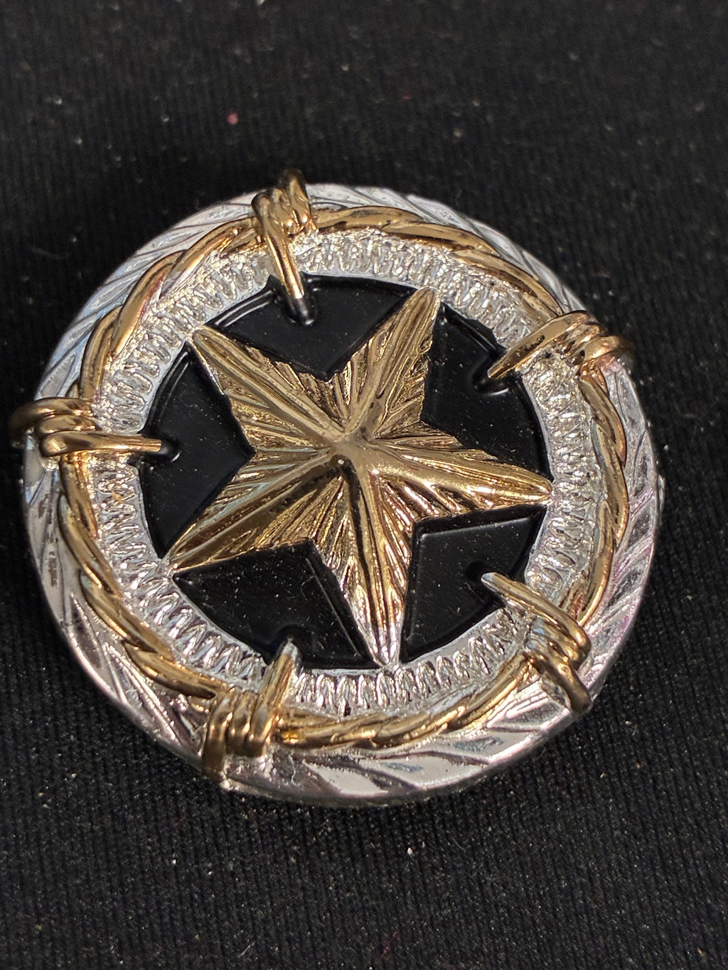 Barbed wire star screw back Concho